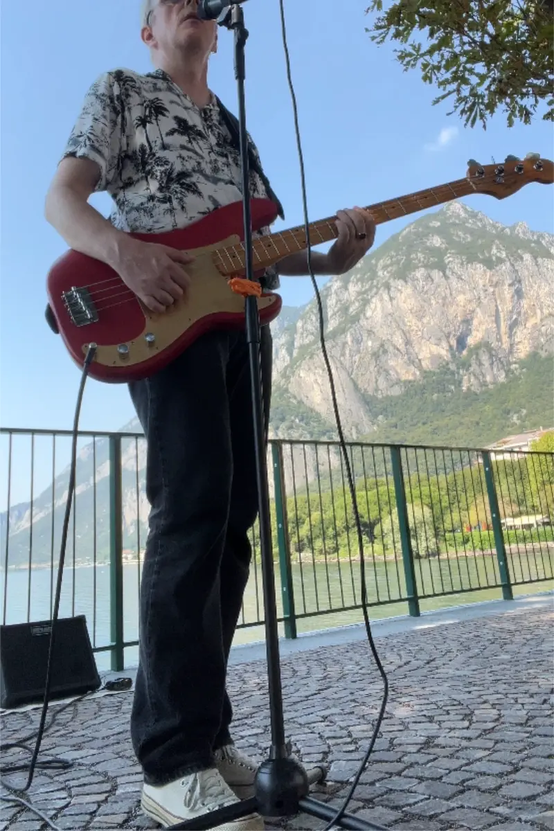 Artista di strada che si esibisce dal vivo